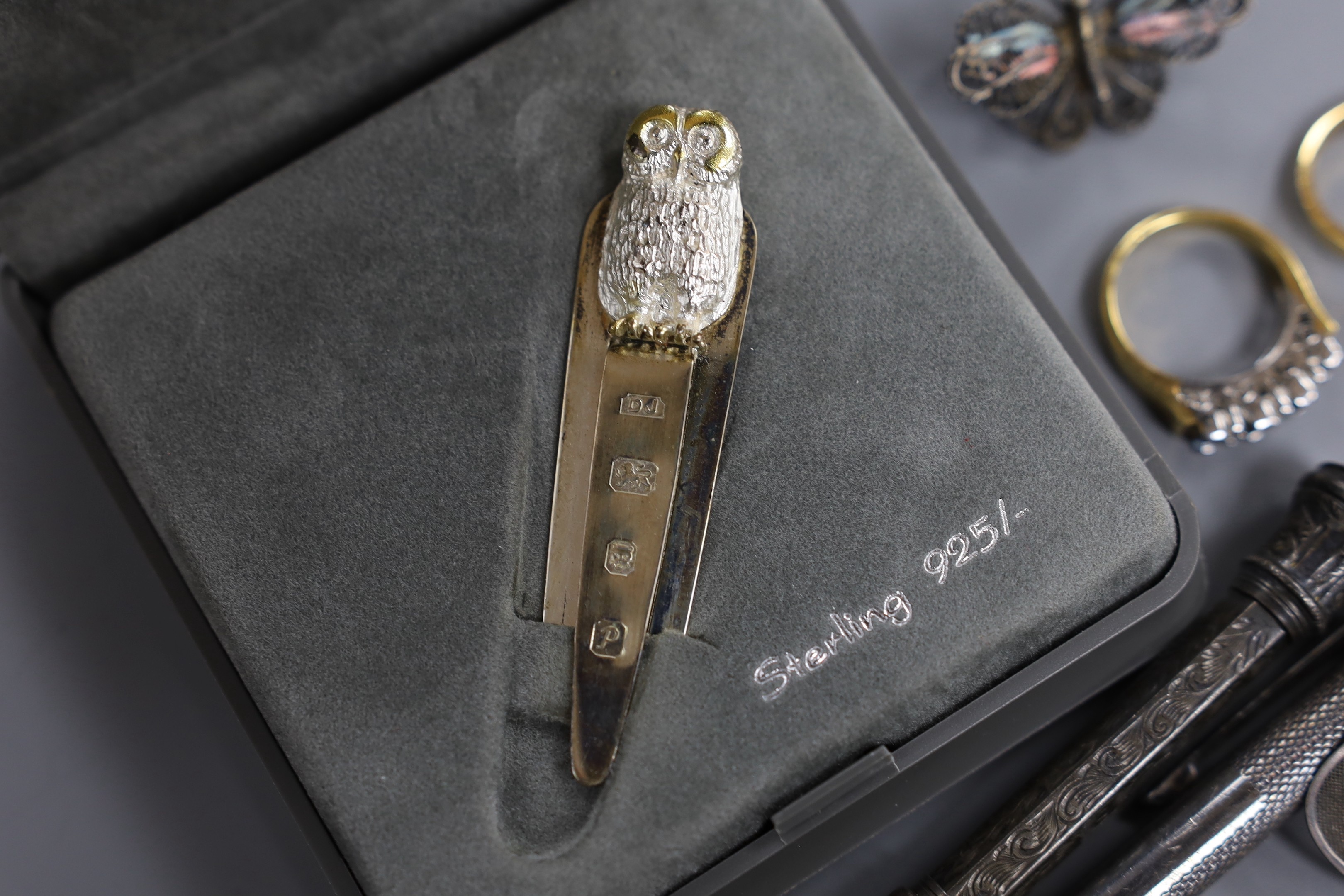 A modern novelty silver owl book mark, by Dix Jewellery Ltd, two Sterling propelling pencils filigree work brooches, various rings and a mounted amethyst pendant.